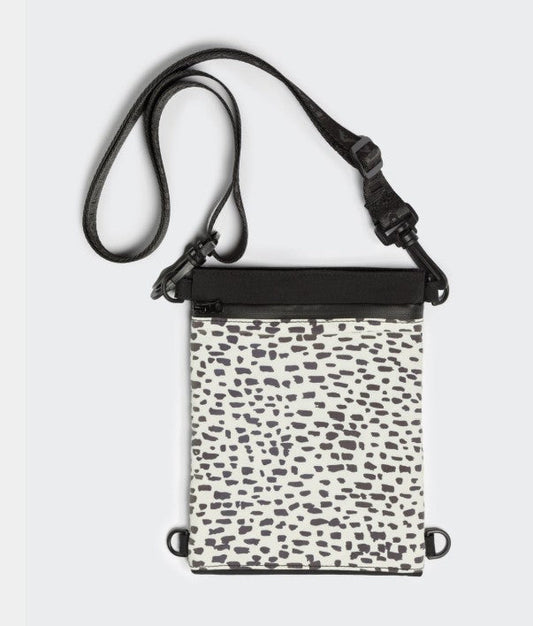 Paikka treat pouch 2.0 in white colour with glow-in-the-dark and reflective safety features